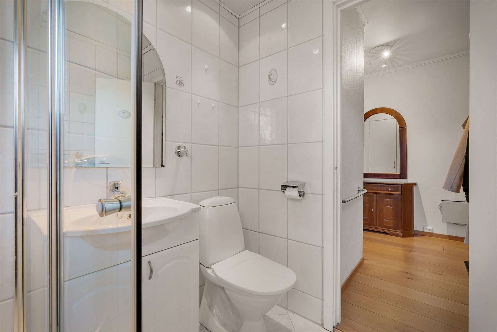 - Badet inneholder servant m/møblement og speil, ett høyskap, toalett, dusjvegg i glass og opplegg for vaskemaskin - Galleribilde