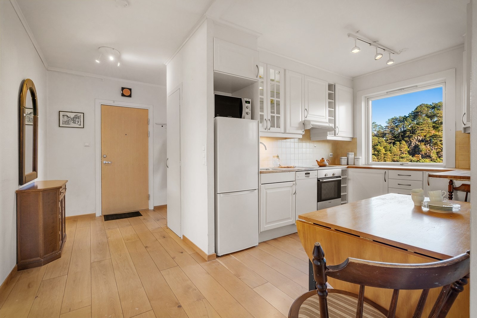 - Kjøkkenet har ny IKEA kjøkkeninnredning fra 2014 og har god plass til et hyggelig frokostbord - Galleribilde