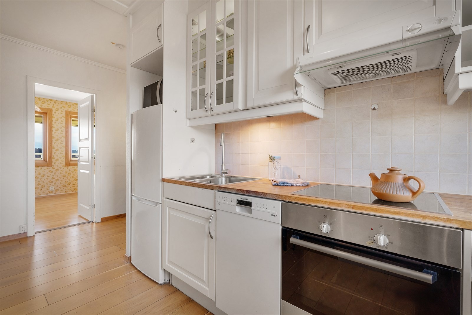 - Et praktisk kjøkken med god benkeplass som sørger for gode forhold til matlaging - Galleribilde