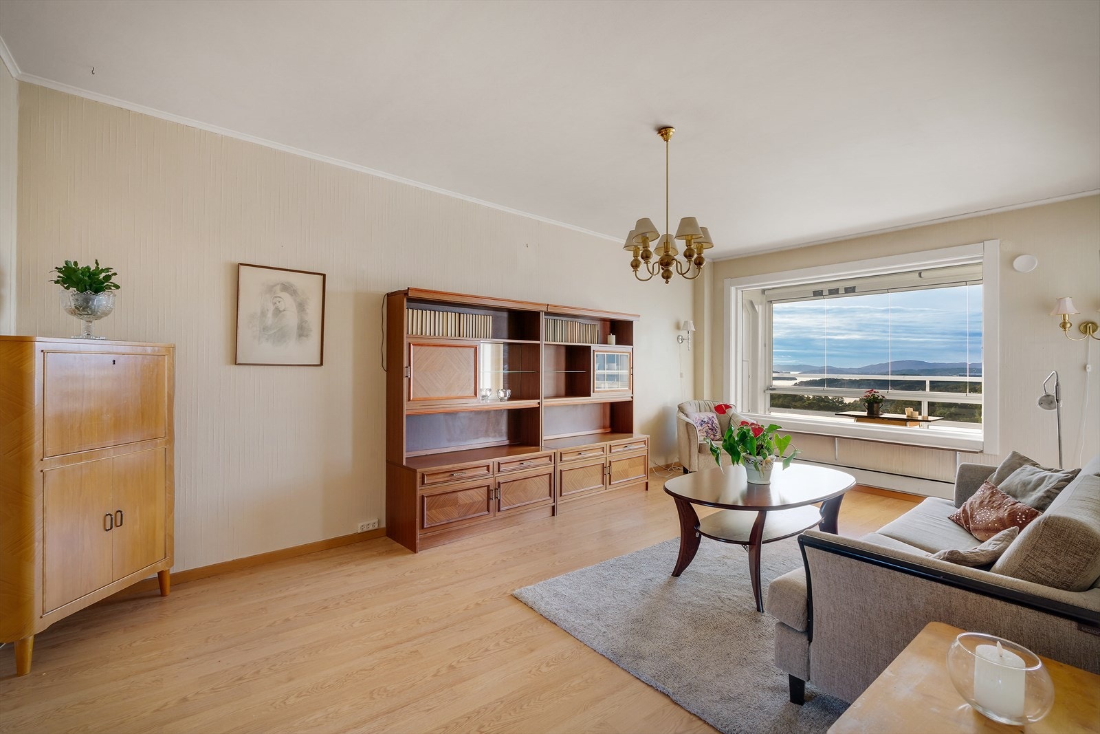 - Innvendig måler boligen 70 m² og inneholder entre/gang/kjøkken, stue, bad og 2 soverom - Galleribilde