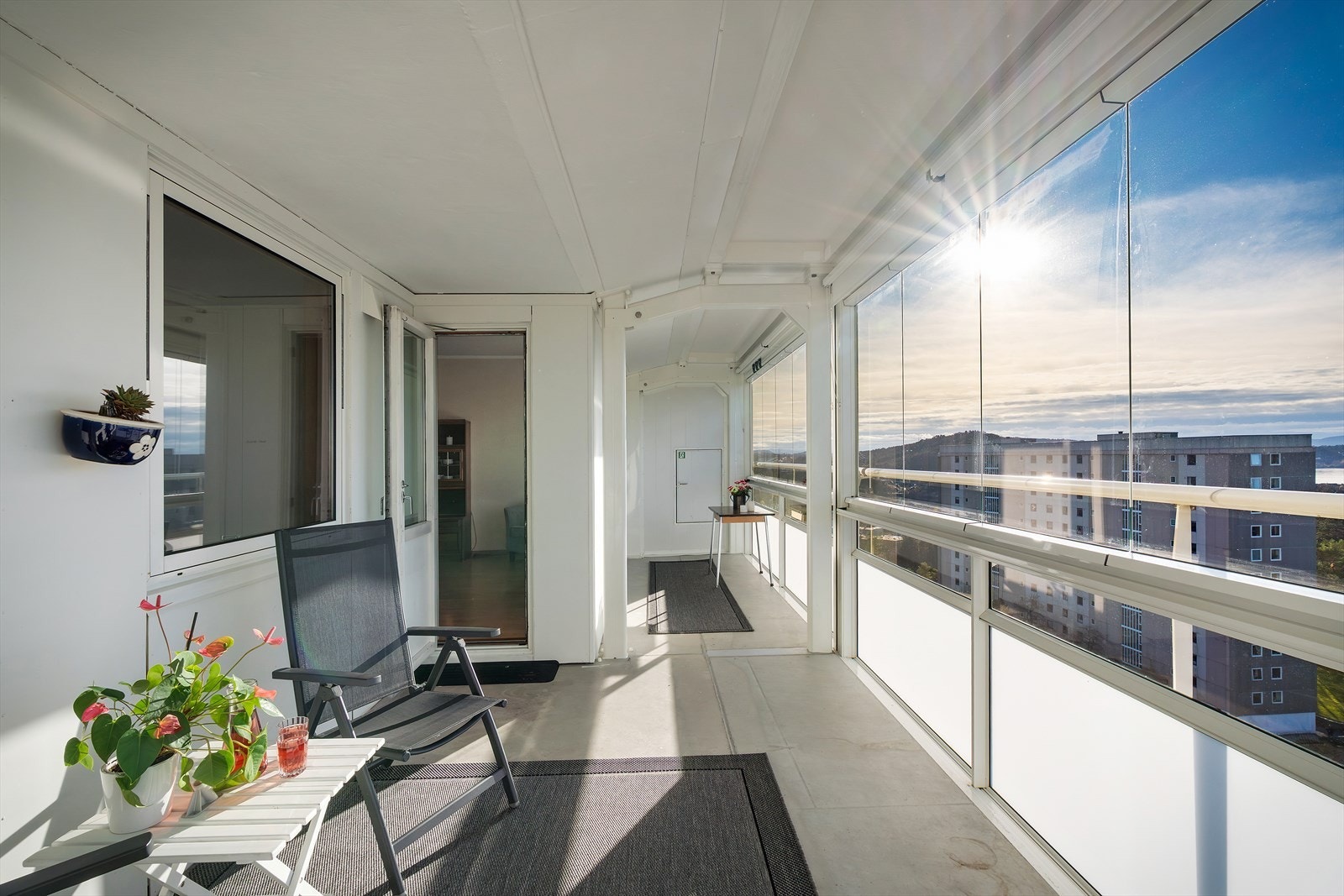 - Her bor du skjermet og helt privat, med en innglasset balkong (18,4m²). Balkongen er vestvendt, noe som bidrar til at du kan nyte svært gode solforhold midtsommers - Galleribilde