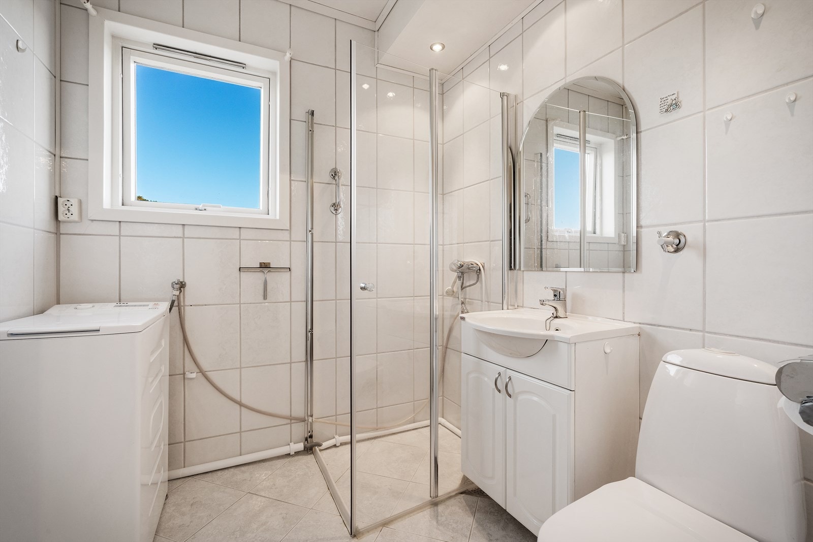 - Badet er helfliset og måler 3,8 m² - Galleribilde