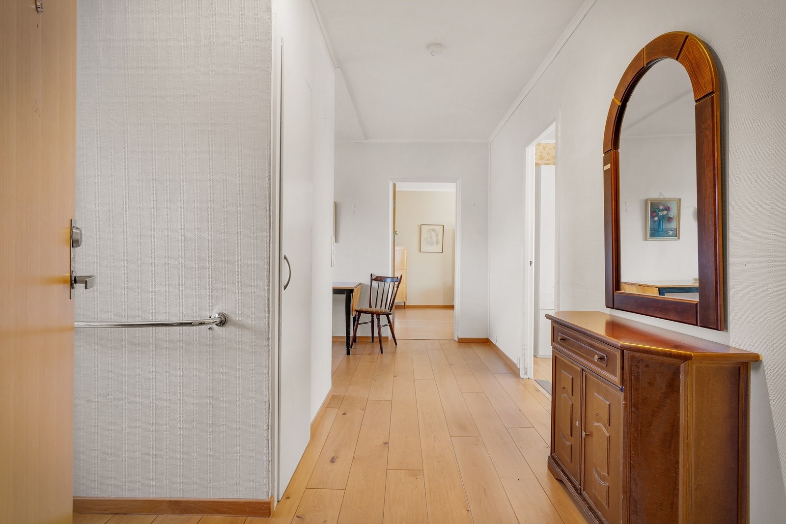 - Leiligheten disponerer en ekstern bod i kjeller på 0,8m² og to boder i 11.etg på 2m² og 2,9m² - praktisk for ekstra oppbevaring(!) - Galleribilde