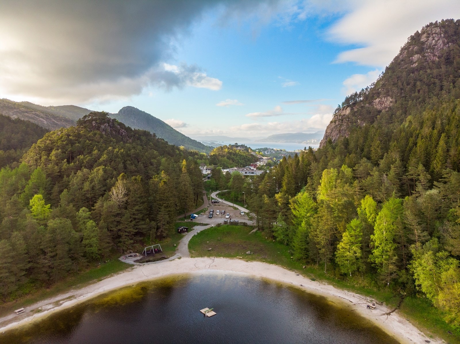 - Leiligheten ligger i umiddelbar nærhet til Kanadaskogen. Her finner du blant annet turløyper og strender med muligheter for bading, grilling og camping - Galleribilde