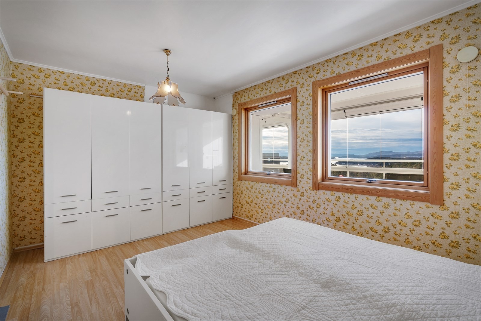 - Merk praktisk garderobeløsning som medfølger helt kostnadsfritt - Galleribilde