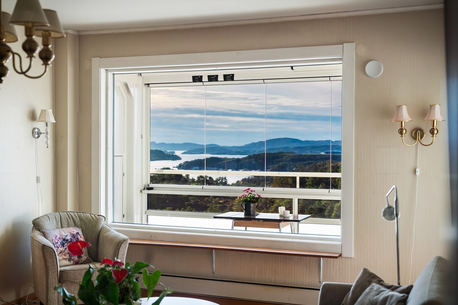 - Stuen har store vindusflater som sørger for rikelig med verdifullt lysinnslipp - Galleribilde