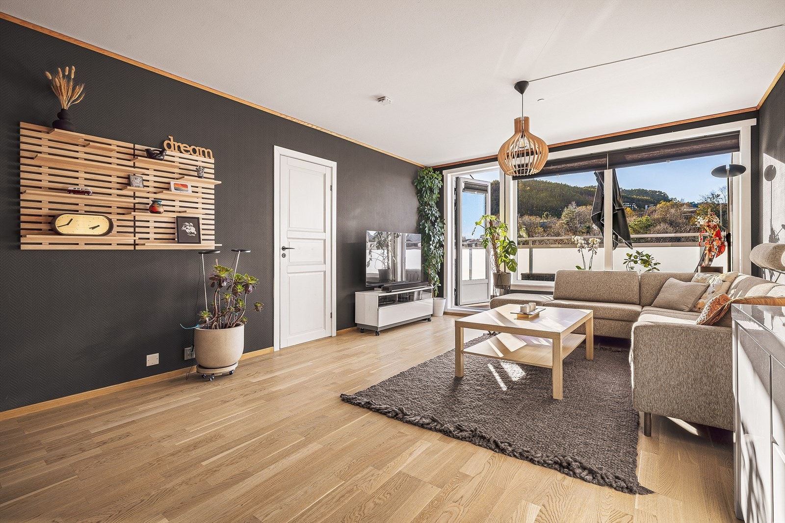 Inngang fra stue til hovedsoverom. De to andre soverommene ligger ved gangen Galleribilde