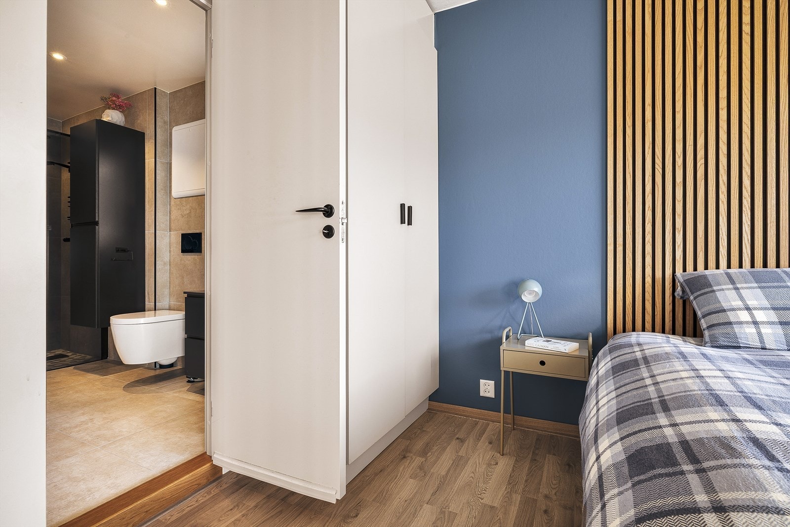 God plass til både seng og garderobe. Inngang direkte herfra til badet Galleribilde