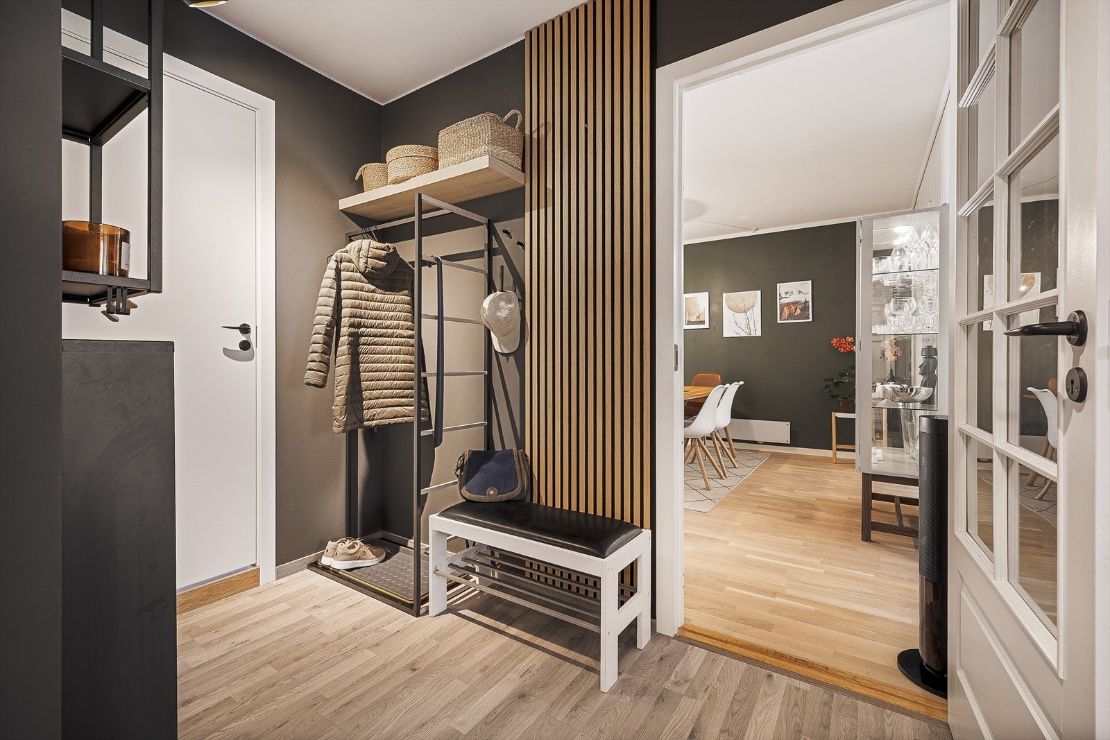 Flott entré/gang med god plass til yttertøyet. I tillegg er det bod ved fellesgang like utenfor ytterdøren. Galleribilde