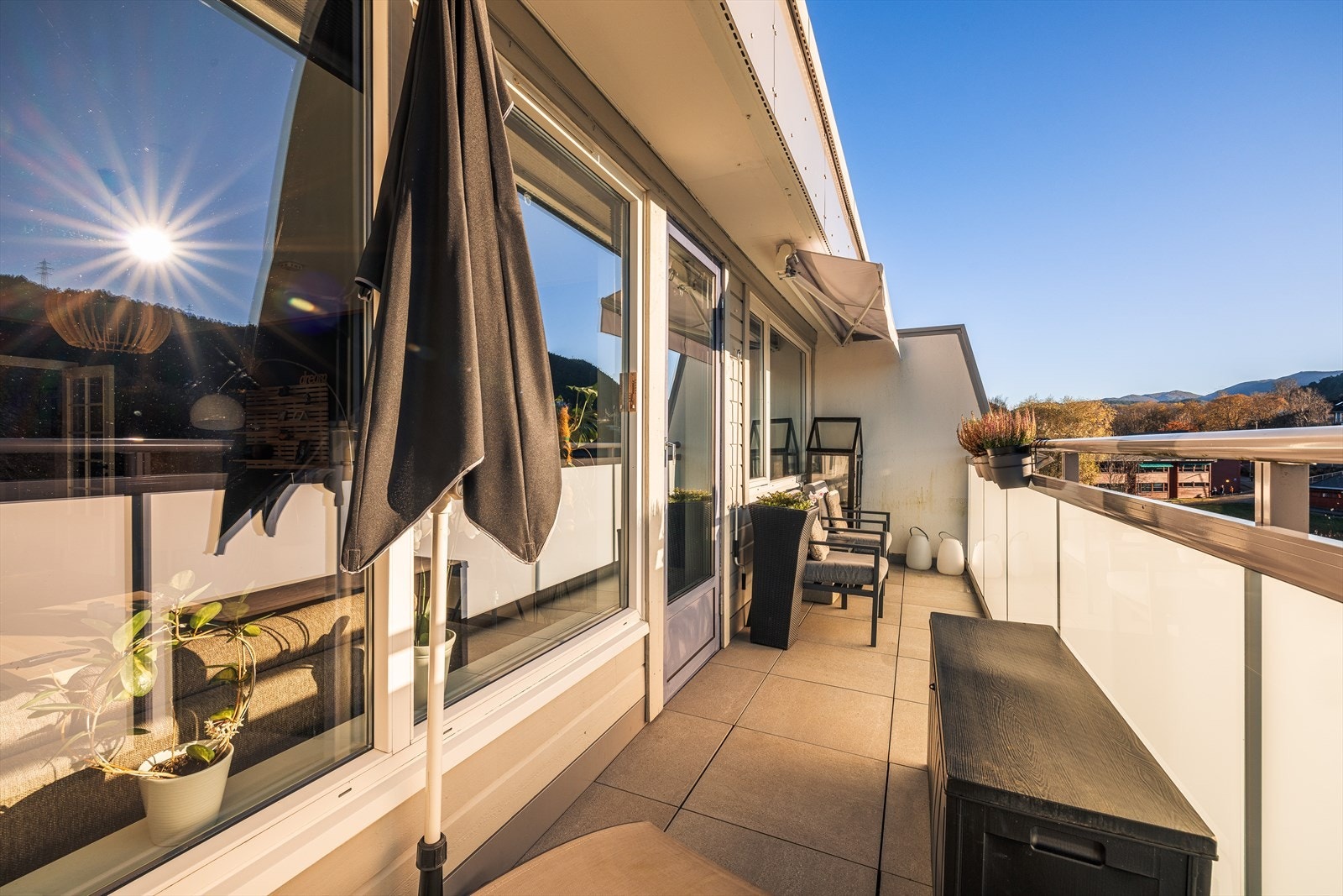 Leiligheten ligger i byggets 4. etasje (øverste etasje) og har en solrik balkong Galleribilde