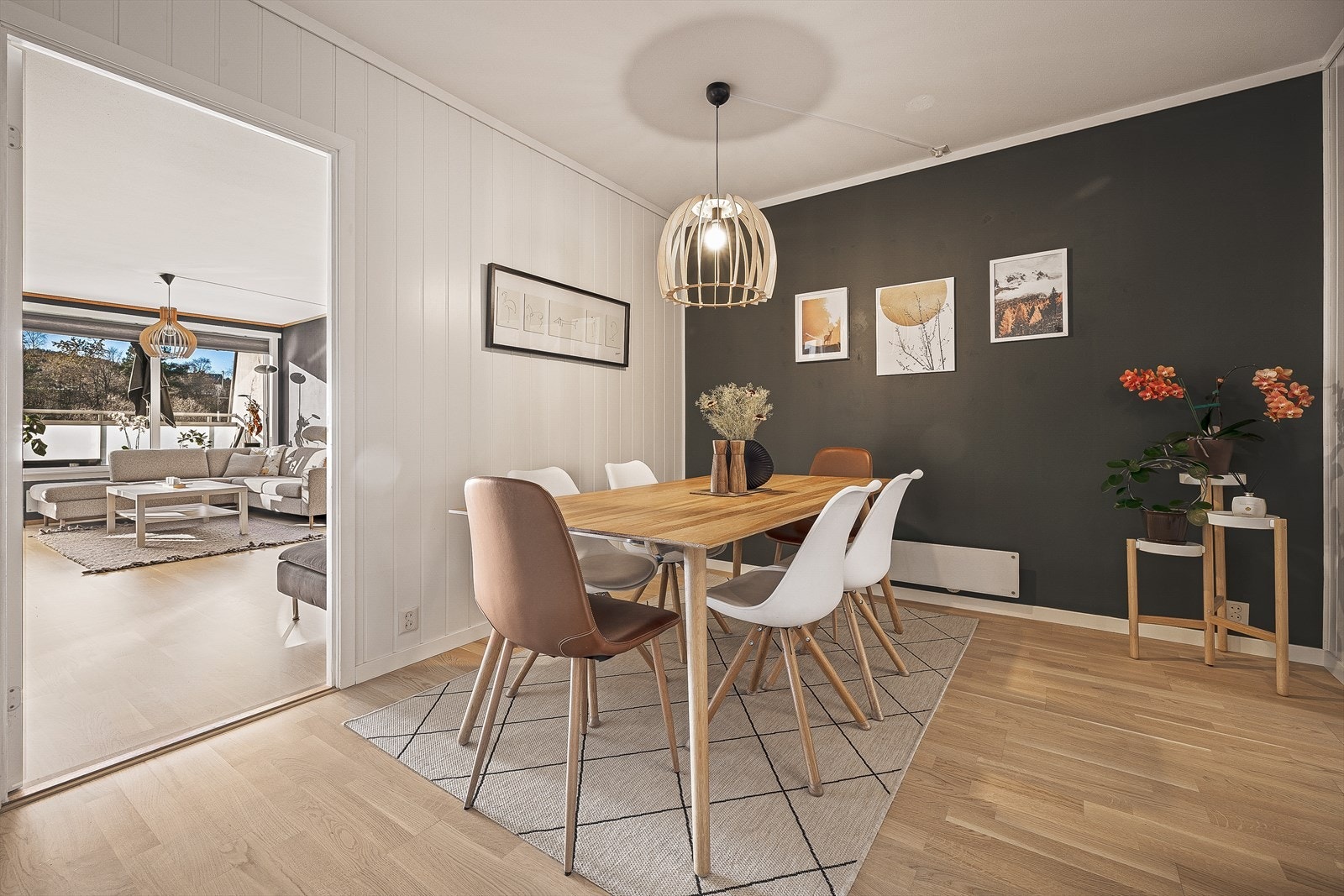 Romslig spisestue ligger praktisk til mellom stue og kjøkken Galleribilde