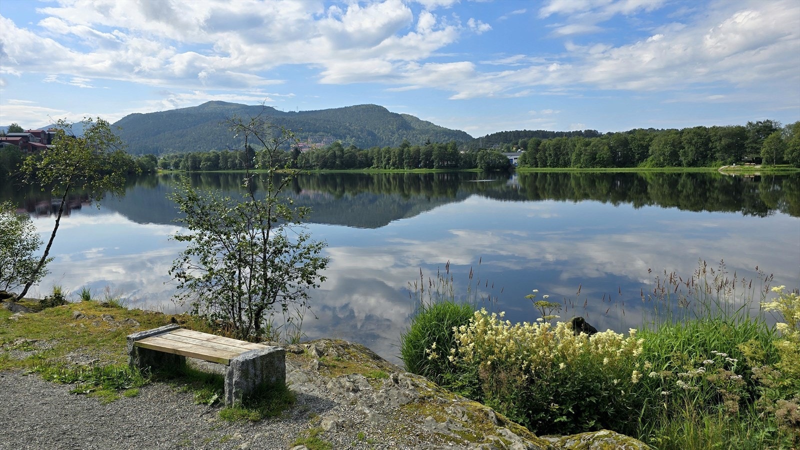 Flere flotte turområder i nærheten med blant annet gruset sti rundt Liavatnet Galleribilde