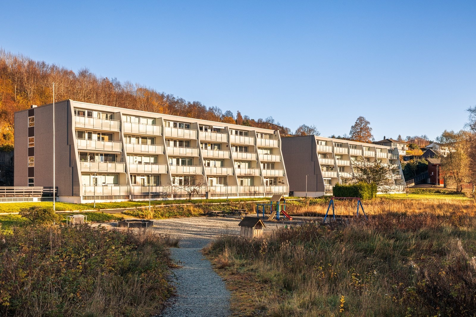 Leiligheten ligger i øverste etasje i lavblokk, med lekeplass på fellesområde og barnehage og skole i umiddelbar nærhet. Galleribilde
