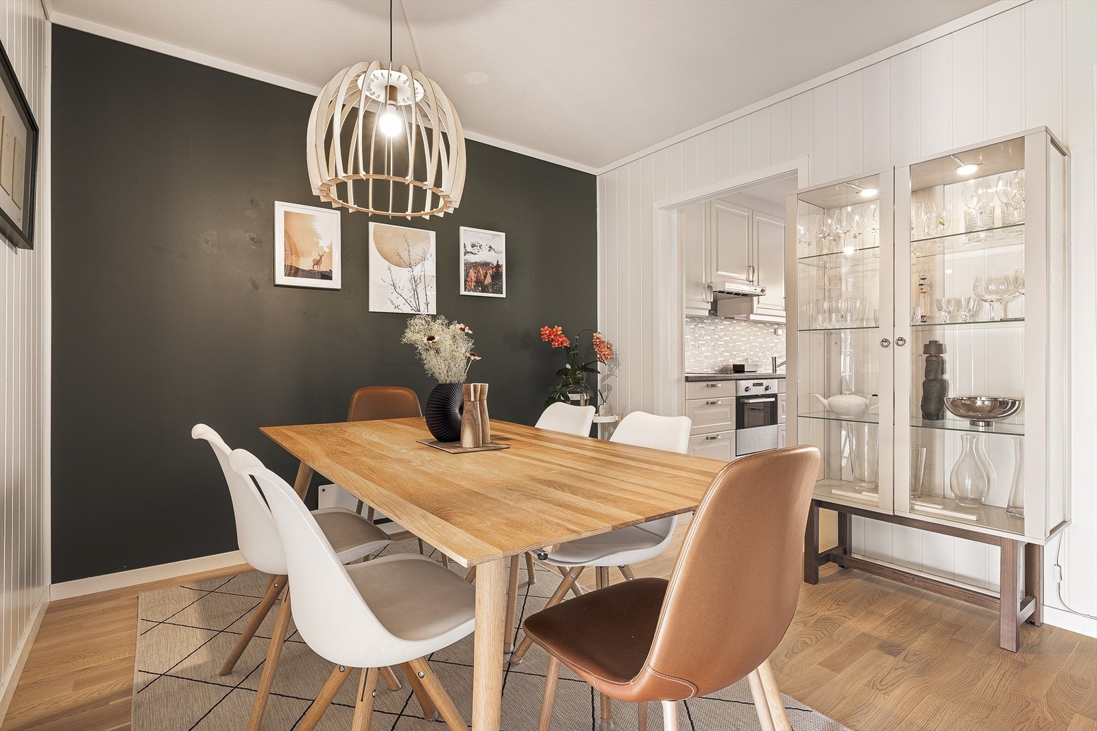 Inngang fra spisestue direkte til kjøkkenet. Galleribilde