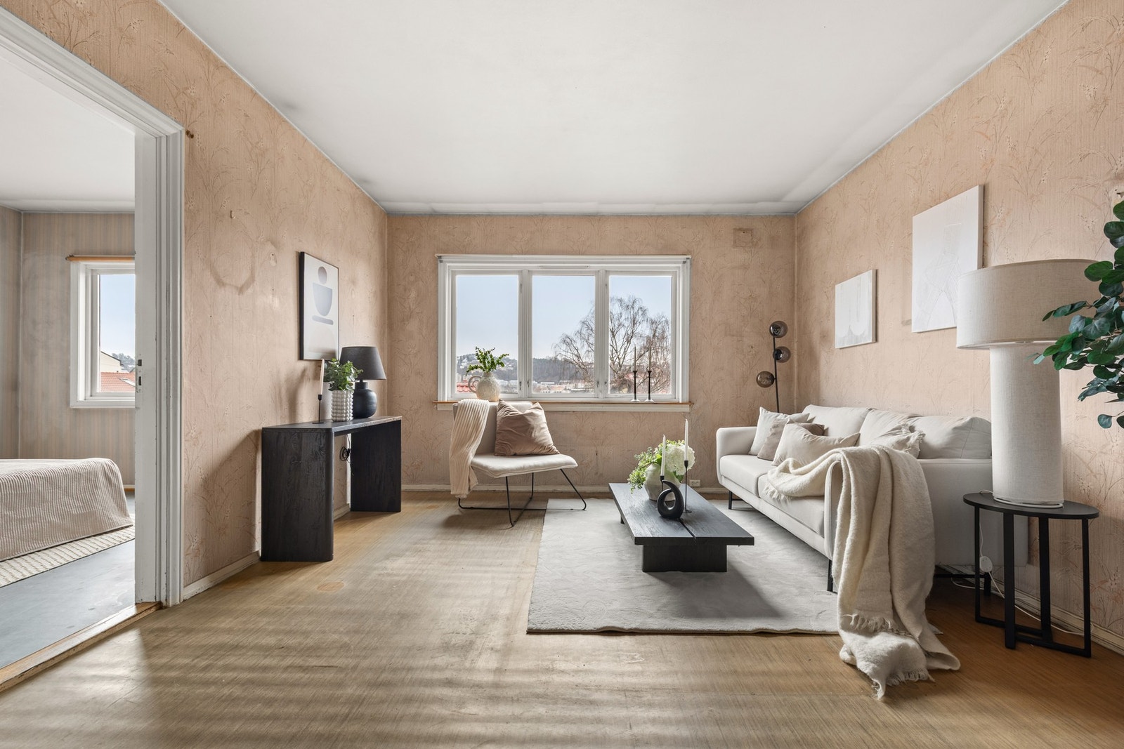 Stort vindu gir stuen en luftig og lys atmosfære Galleribilde