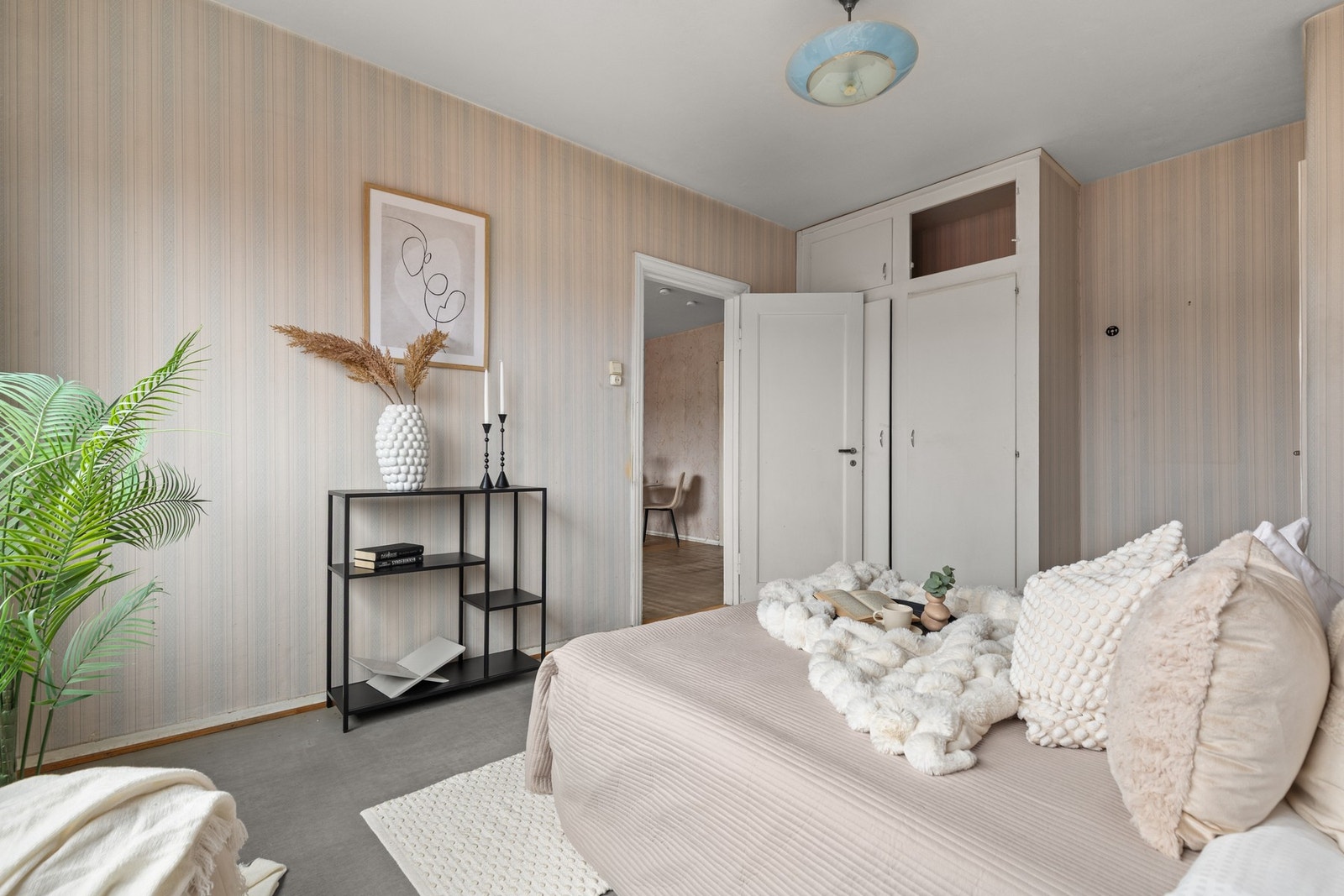 Stort soverom på 15m² med plass til både dobbeltseng og garderobeløsning Galleribilde