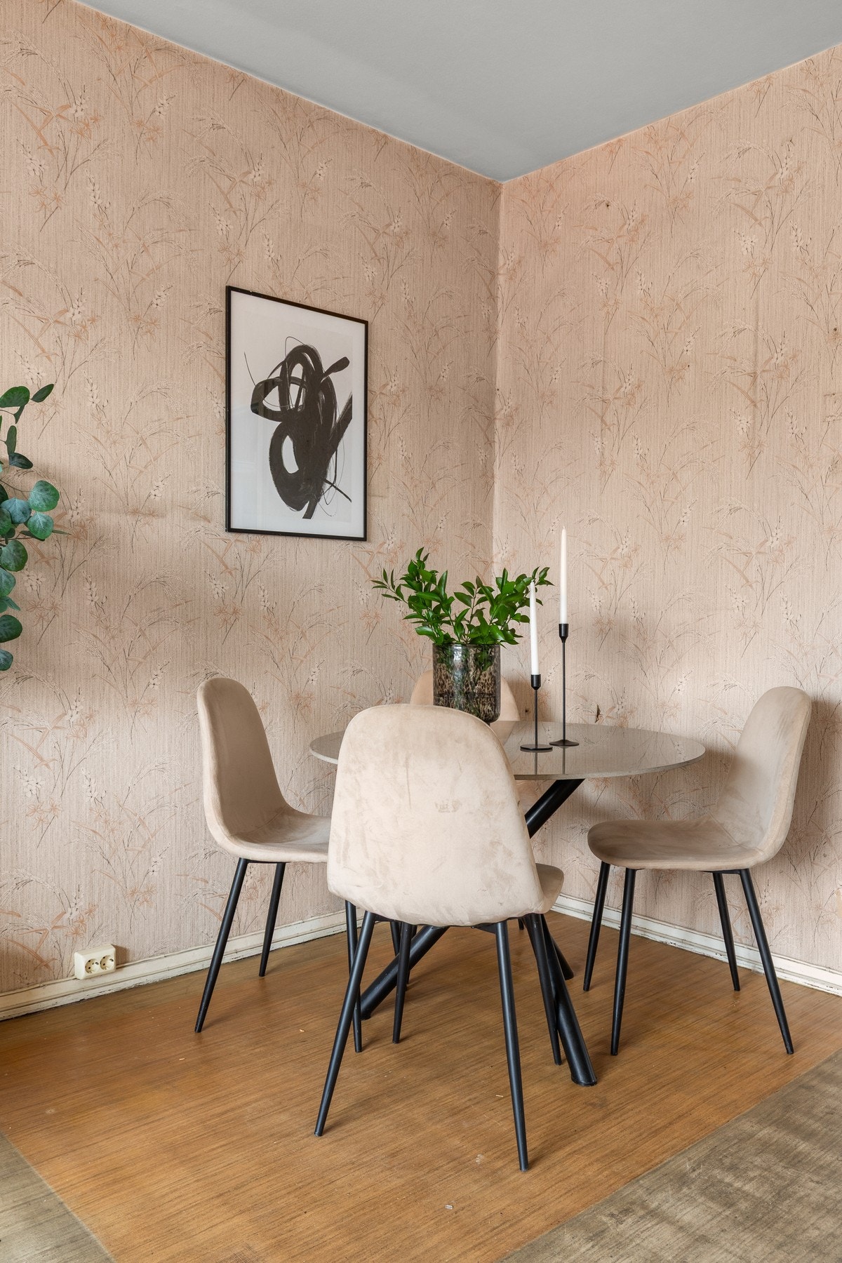 Mulighet for både spiseplass og TV-sone i samme rom Galleribilde