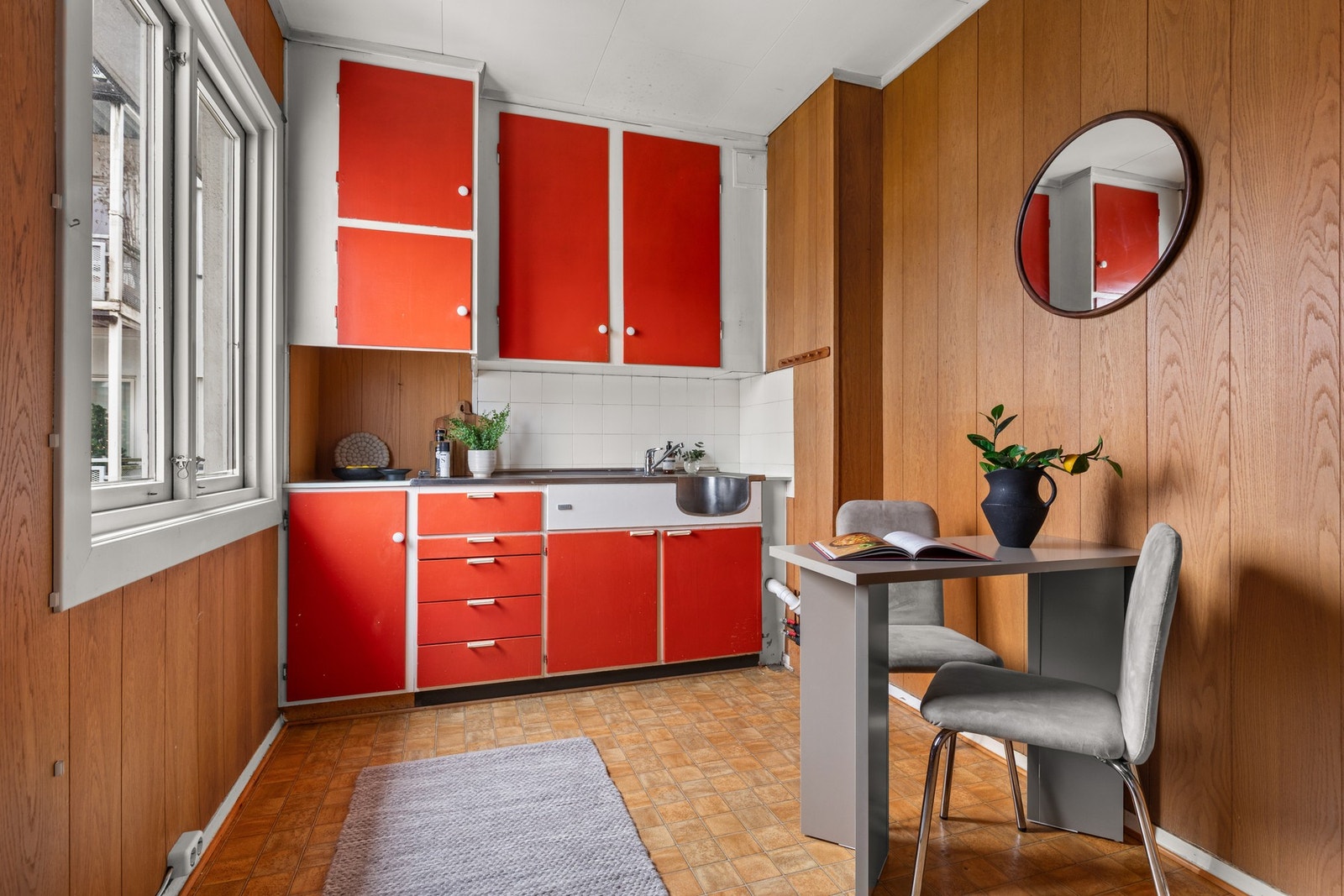 Rommet er av god størrelse på 7,5m², originalt kjøkken og god plass til spisebord. Galleribilde