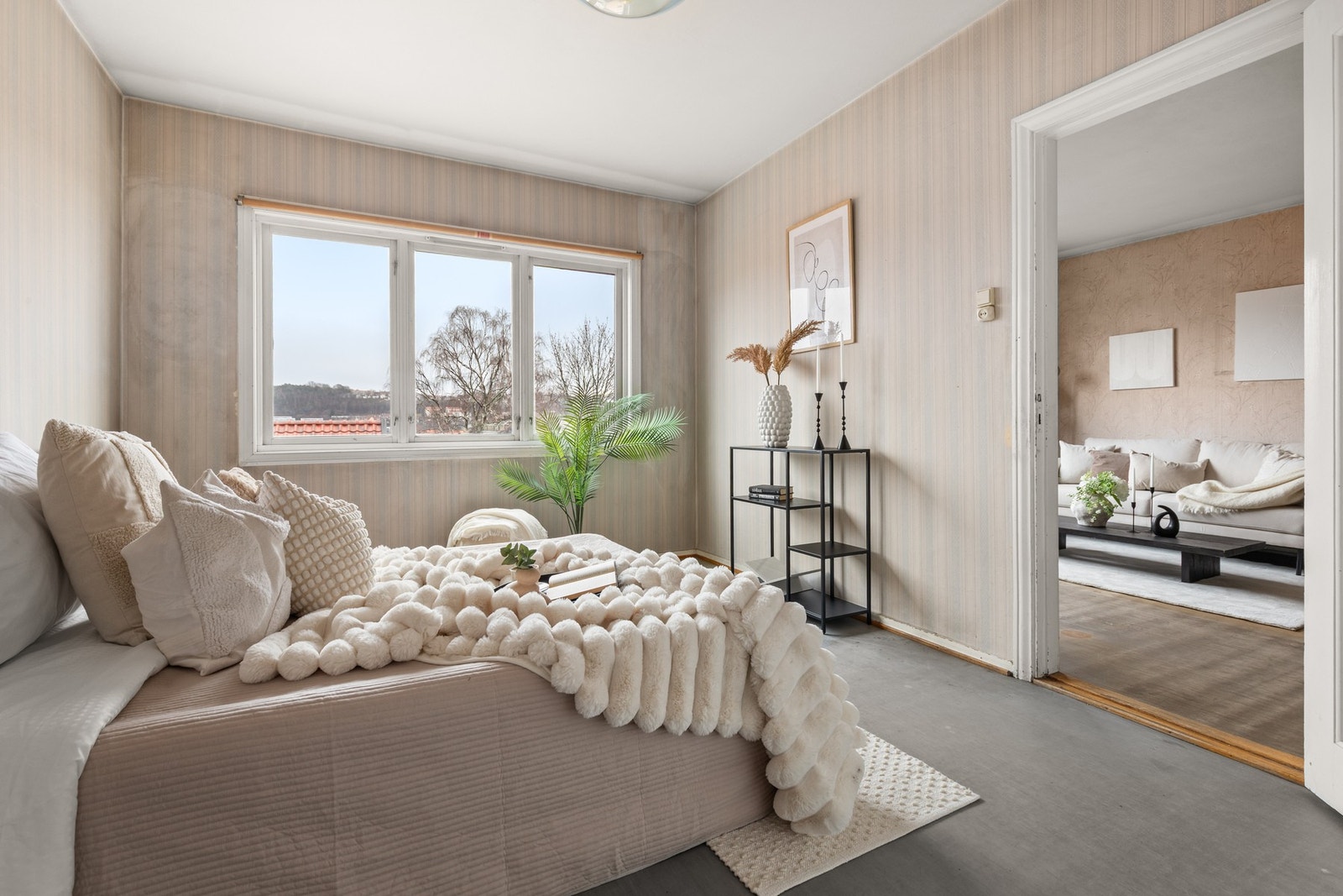 Store vinduer gir fint lys inn på soverommet Galleribilde