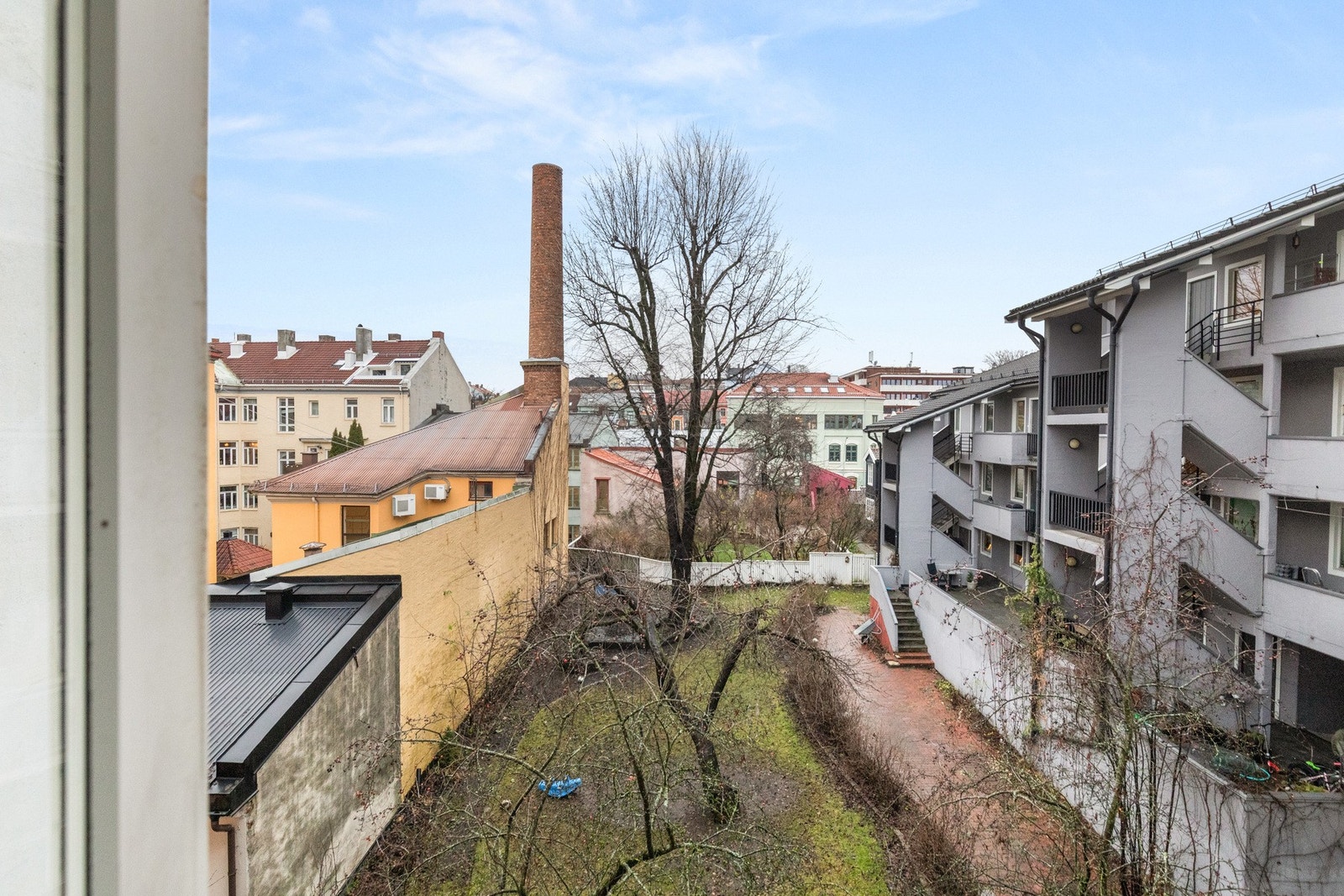 Rolig bakgård med plass til både lek og avslapning Galleribilde