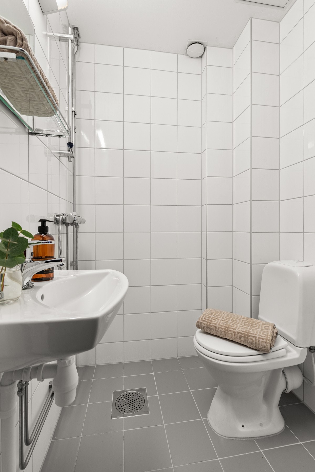 Pent, flislagt bad Galleribilde