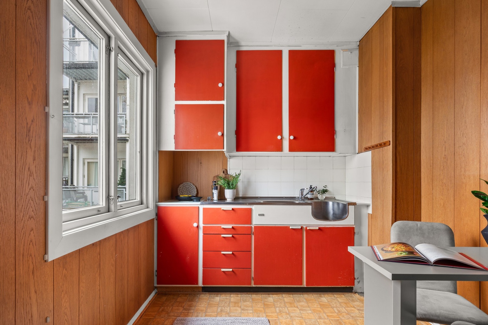 Rommet vender ut mot stille og rolig bakgård Galleribilde