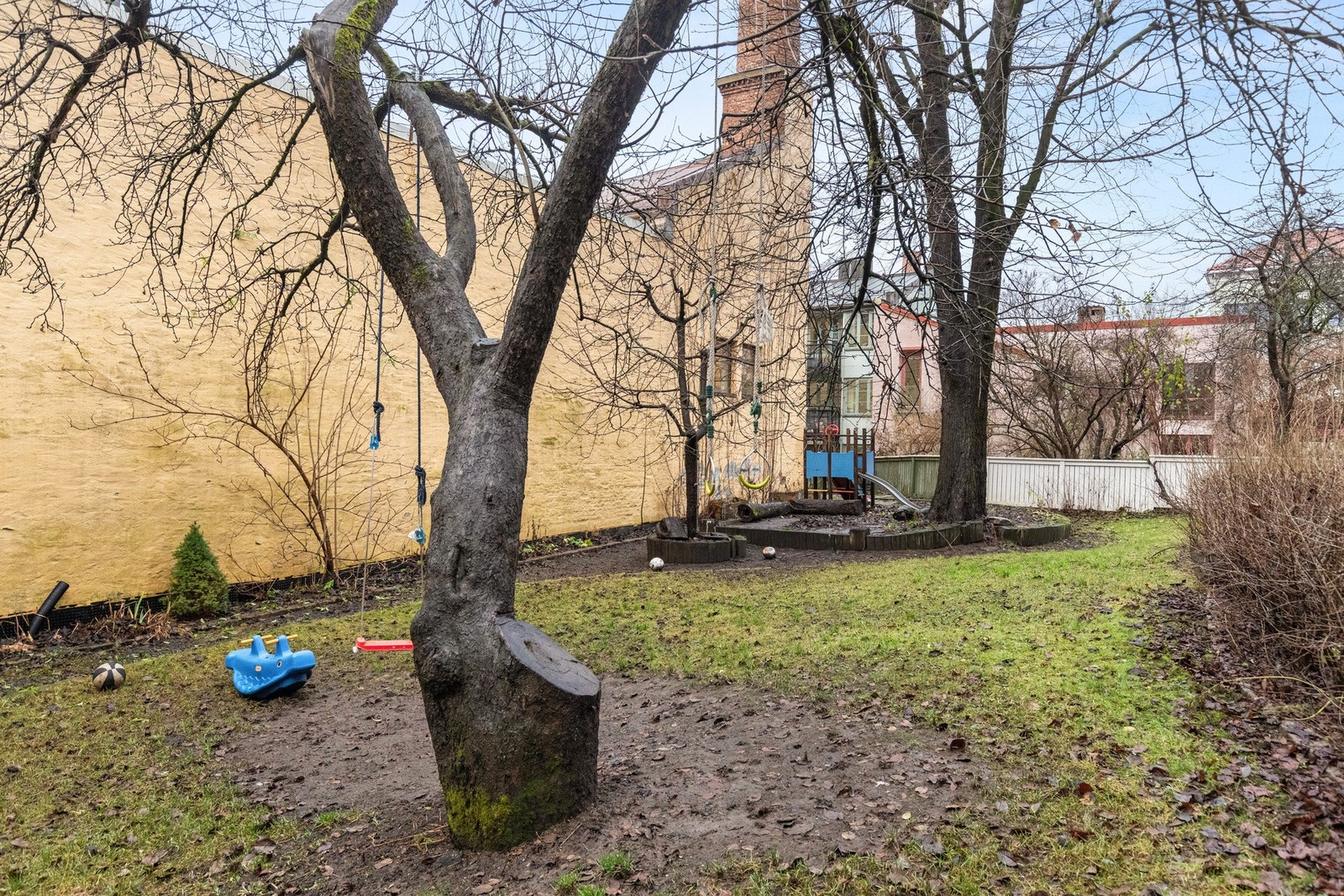 Tilgang til hyggelig, lukket bakgård. Galleribilde