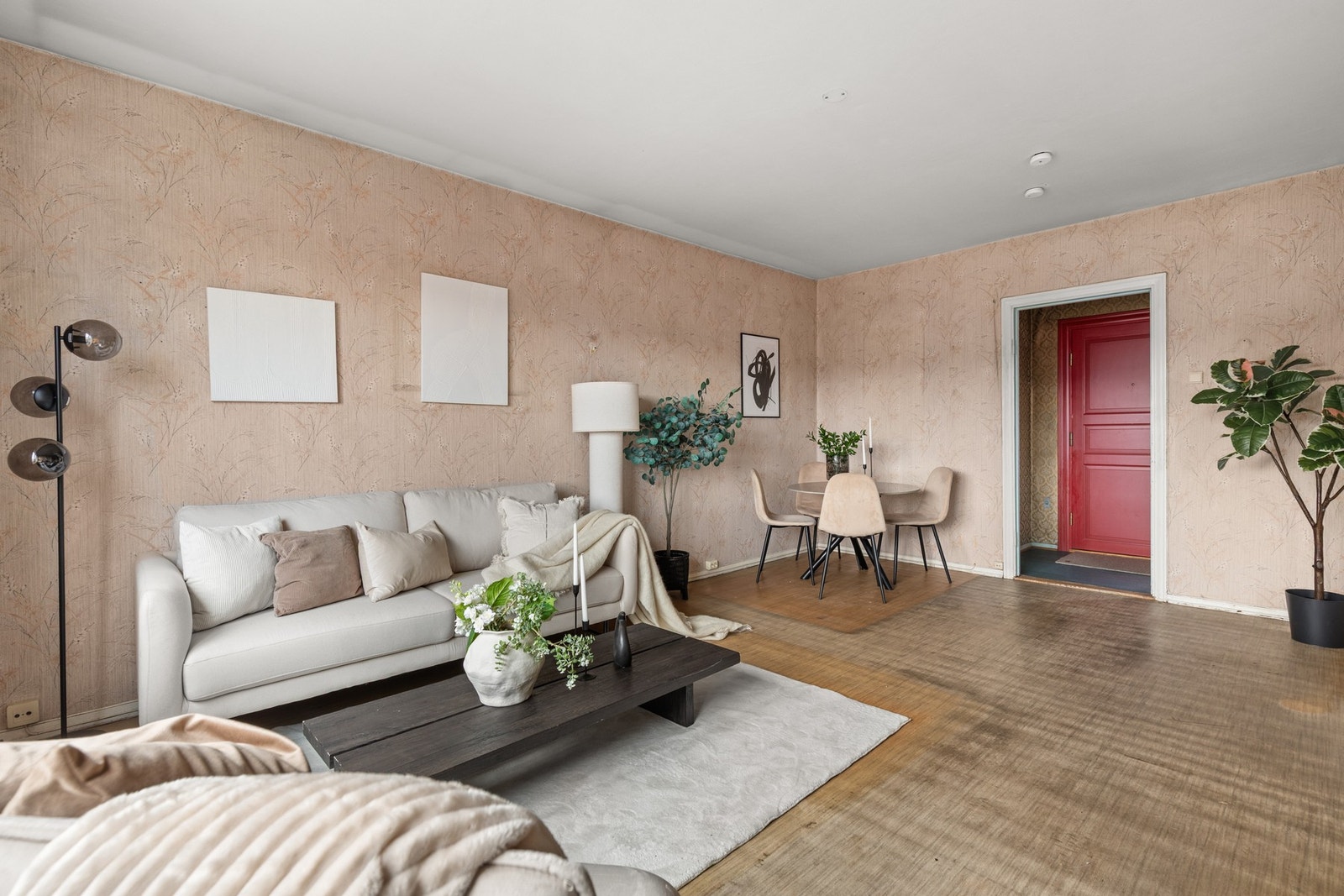 Romslig oppholdsrom med mulighet for både sofa og medievegg. Galleribilde