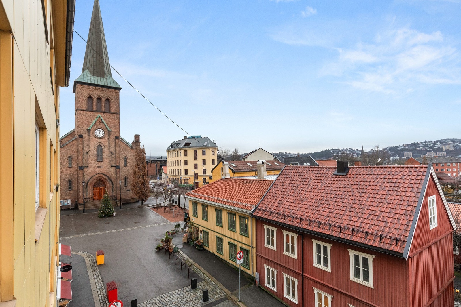 Oppussingsprosjekt på sjarmerende Kampen! 2-roms i historiske omgivelser med flott utsyn, store vinduer og gode muligheter Galleribilde