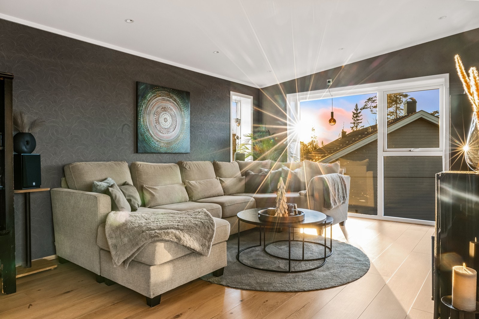 Det ene soverommet i 1. etasje er innredet som en ekstra stua av dagens eiere. Galleribilde