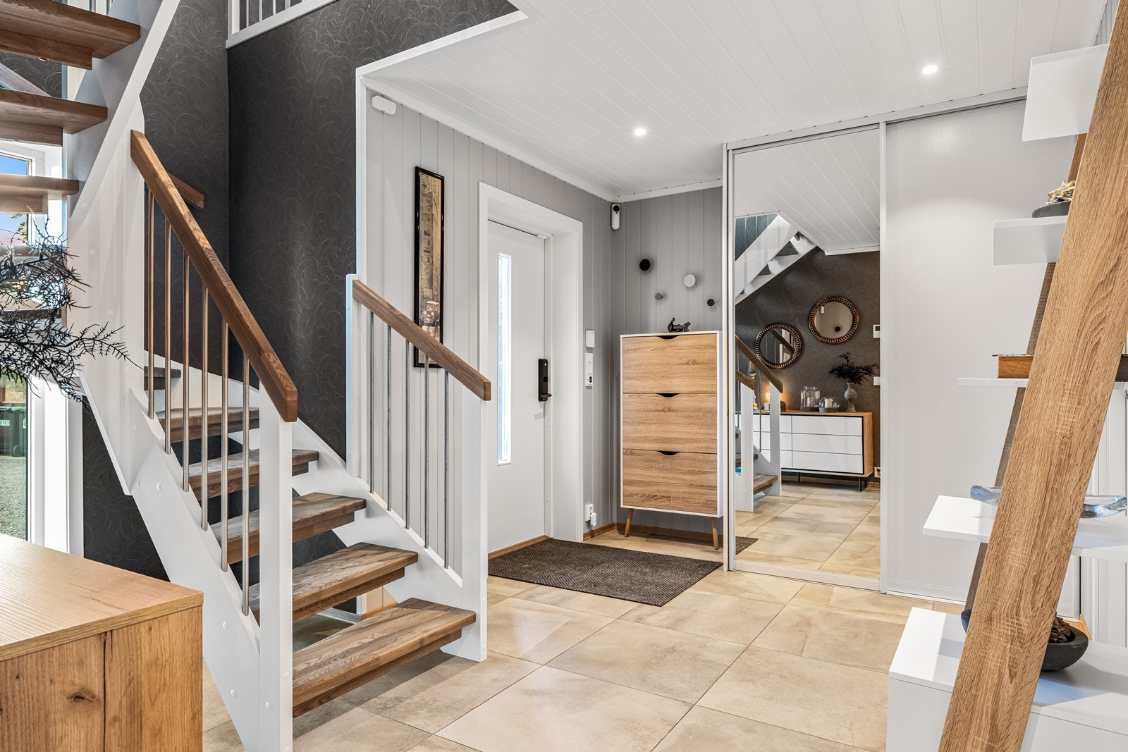 Entréen i 1. etasje har flislagt gulv gir en robust og lettstelt løsning. Galleribilde