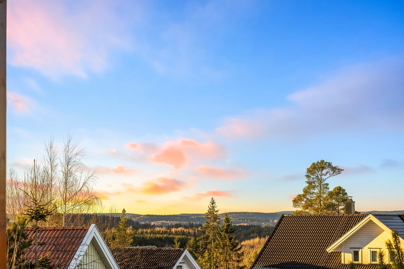 Fra balkongen kan man nyte utsikten mot skogkledde åser og vakre solnedganger. Galleribilde