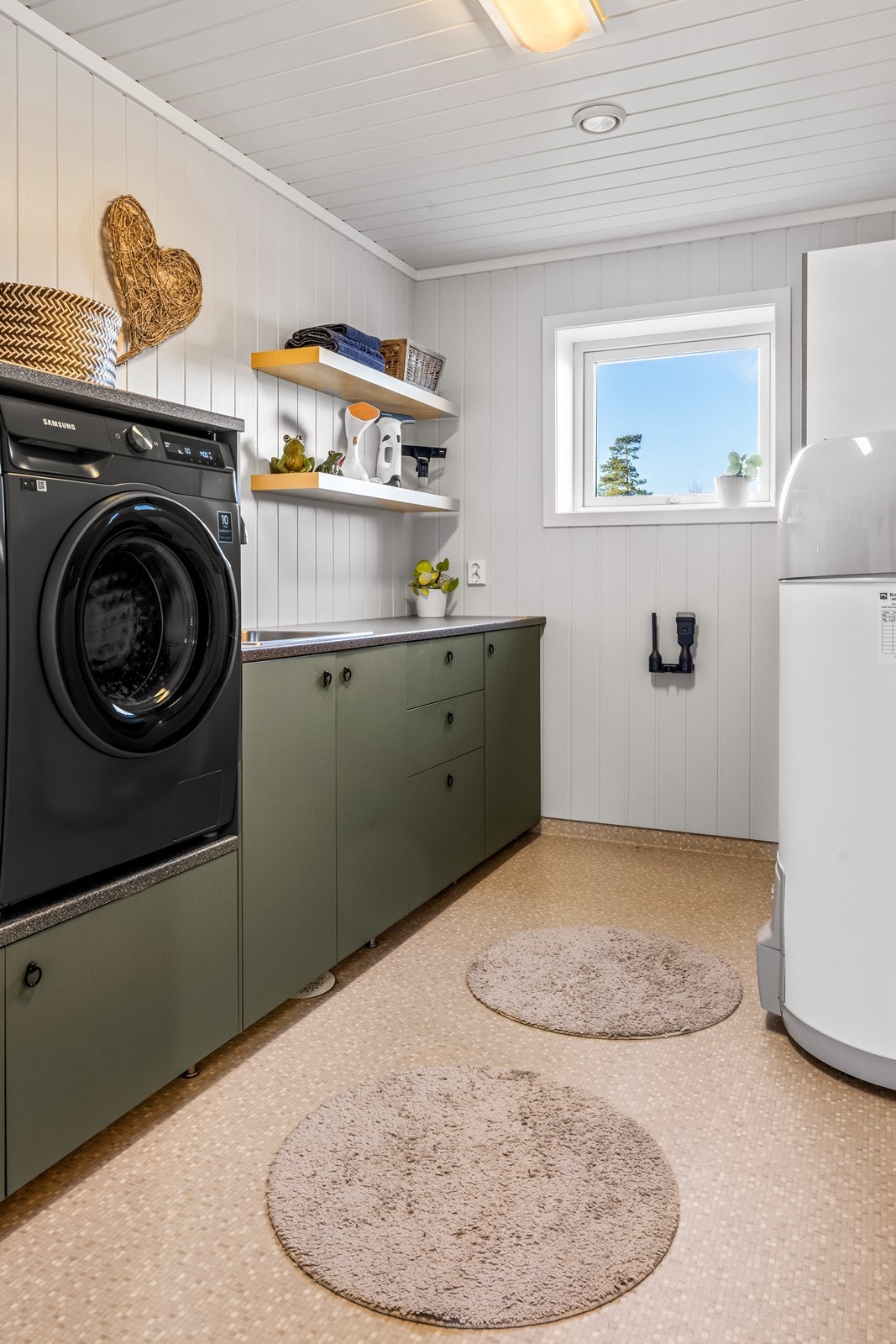 Praktisk og lekkert vaskerom i 1. etasje. Galleribilde