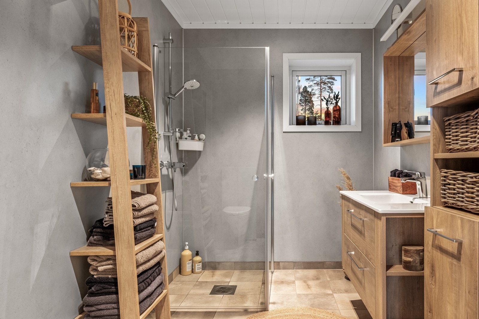 Bad i 2. etasje med flislagt gulv og elektriske varmekabler gir komfort i våtrommet (kilde: tilstandsrapport). Galleribilde