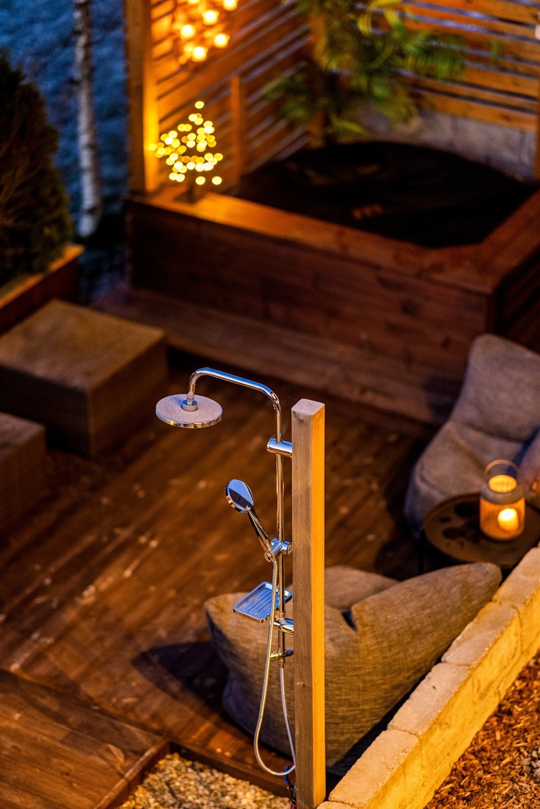 Uteplassen har en praktisk utedusj og sittegruppe, ideelt for avslapping. Galleribilde