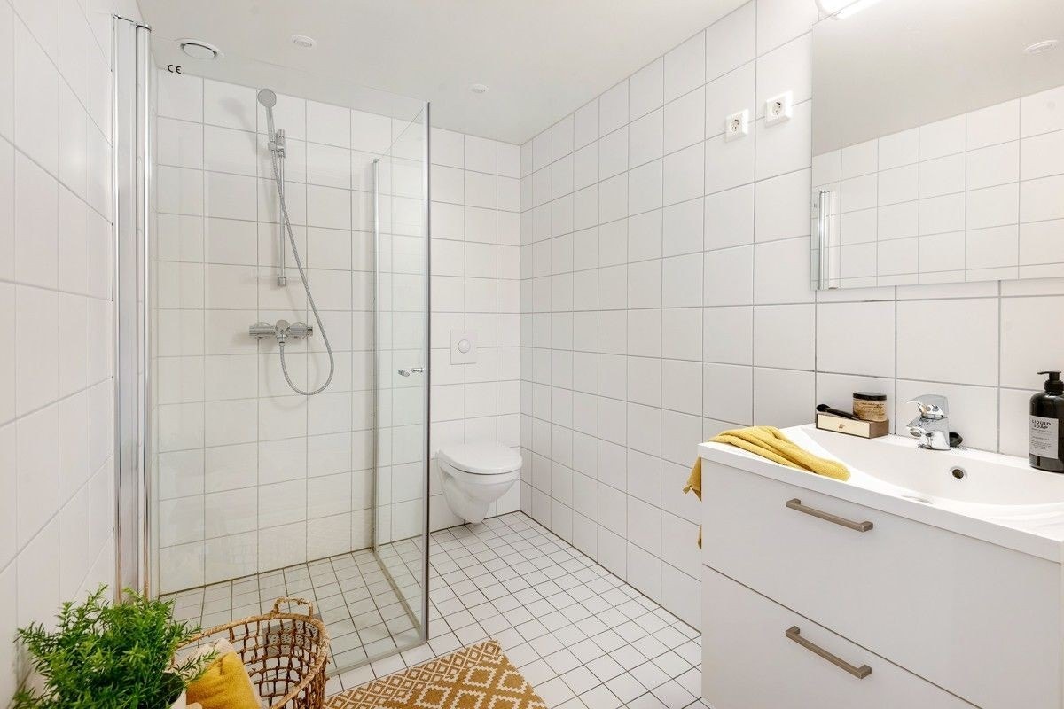 Pent flislagt bad med varmekabler. Opplegg for vaskemaskin Galleribilde