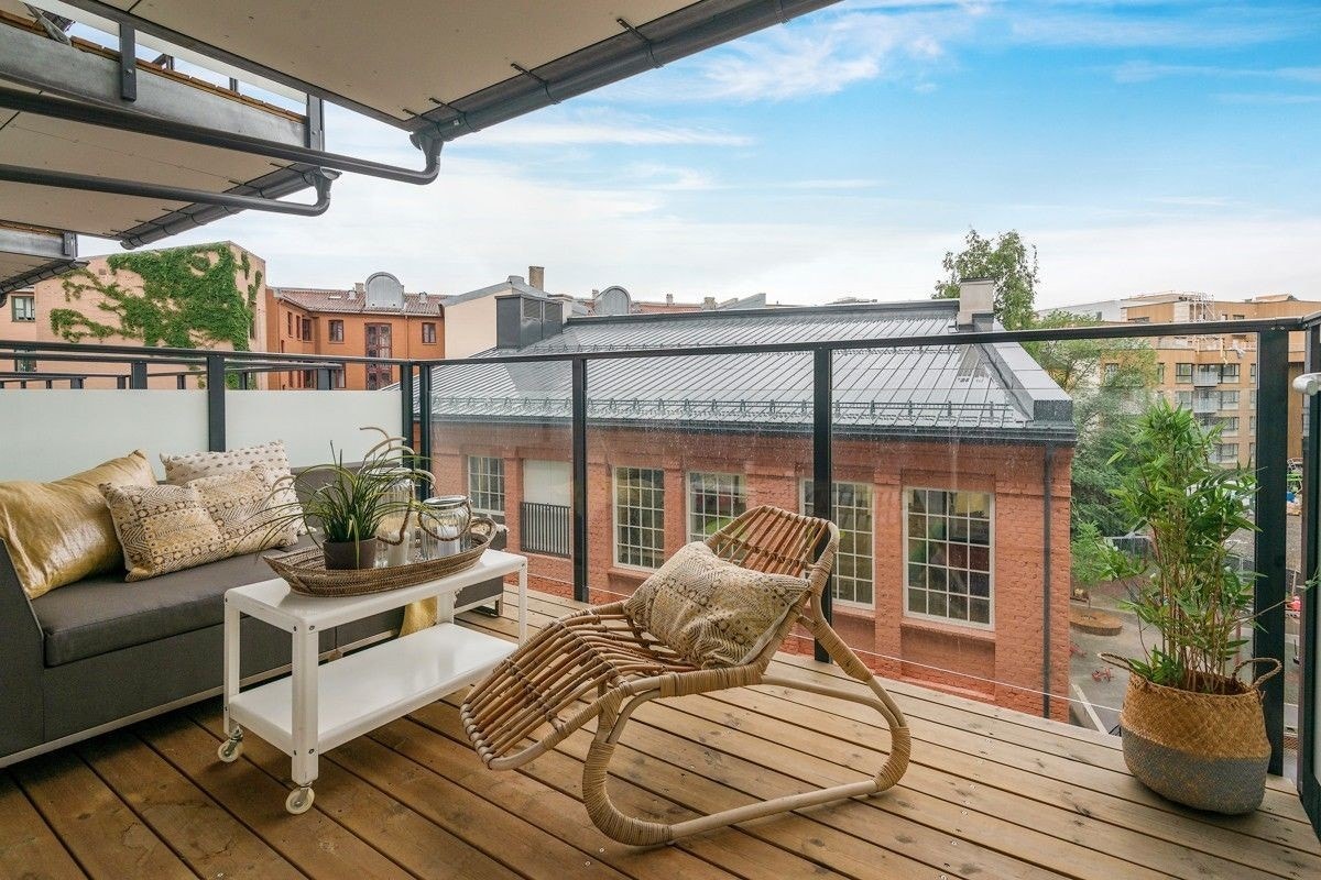 Fra stuen er det utgang til bakong med god plass til utemøblement og grill Galleribilde