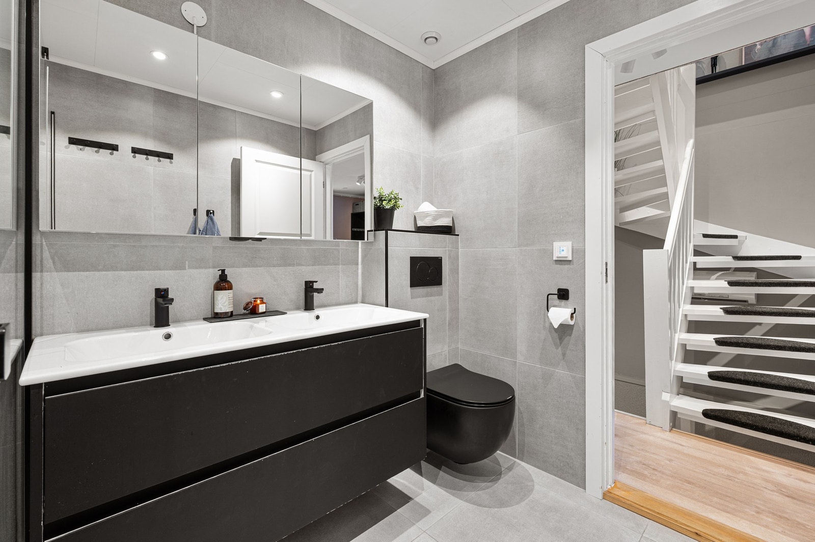 Badet ble oppusset i 2020 og holder med dette en særdeles god standard som gjenspeiles i tilstandsrapporten fra takstmann. Galleribilde