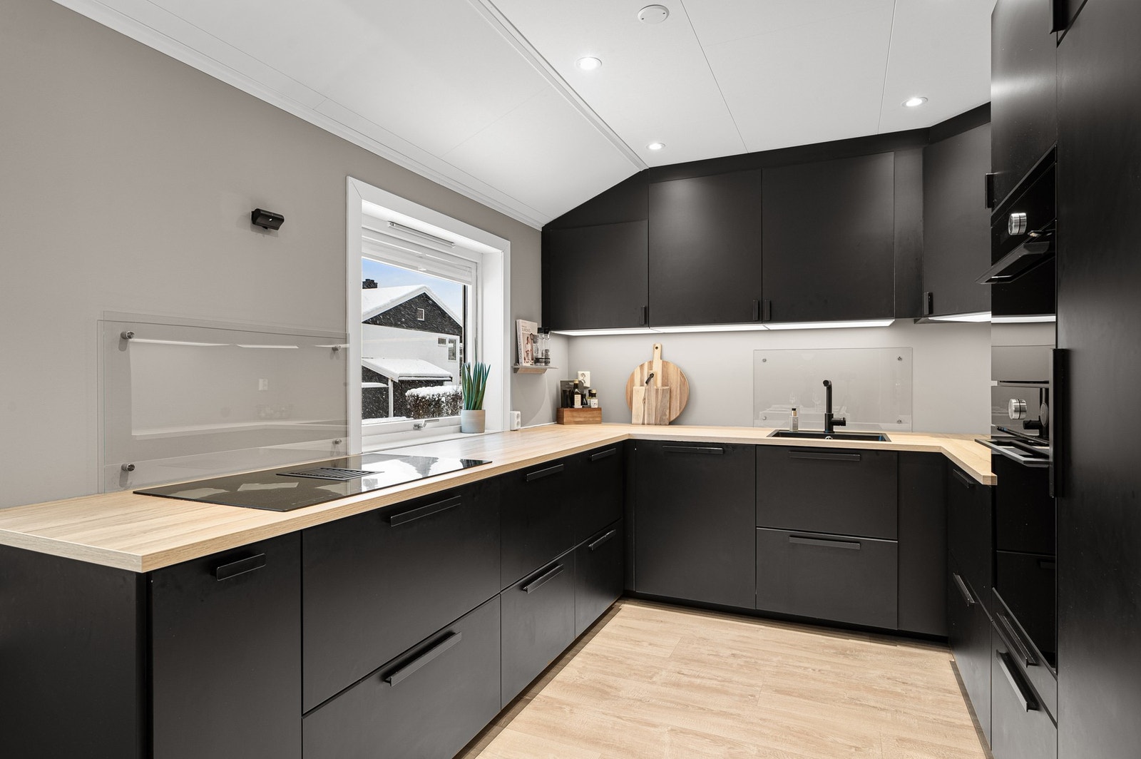 Her har man bl.a integrerte hvitevarer som platetopp, stekeovn, kjøleskap og oppvaskmaskin. Galleribilde