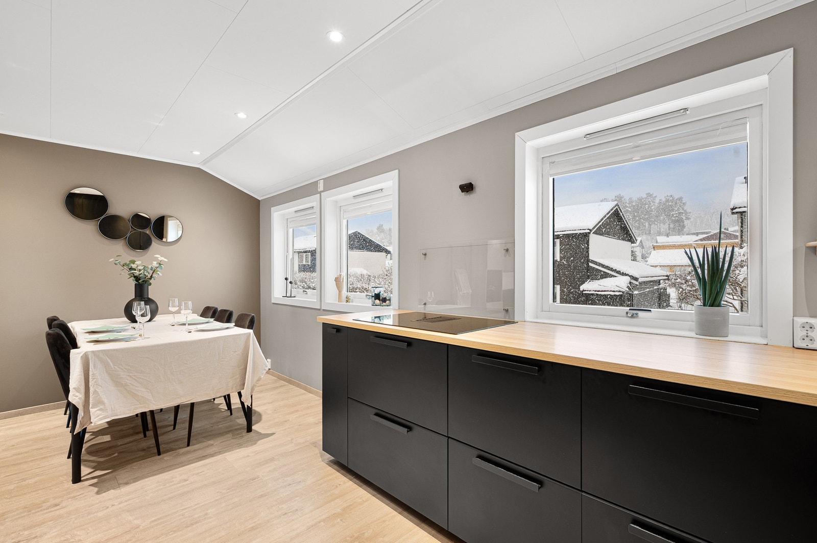 Kjøkkeninnredning med plane fronter og laminerte benkeplater. Galleribilde