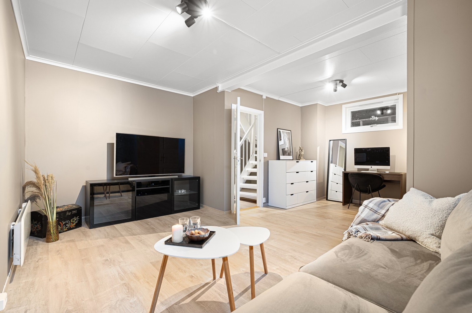 Disp-rom (brukes som kjellerstue men er ikke omsøkt og godkjent.) Galleribilde