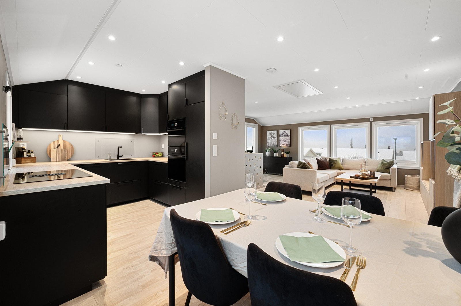 Boligen har store vindusoverflater som slipper inn rikelig med naturlig lys, noe som bidrar til en behagelig atmosfære. Galleribilde