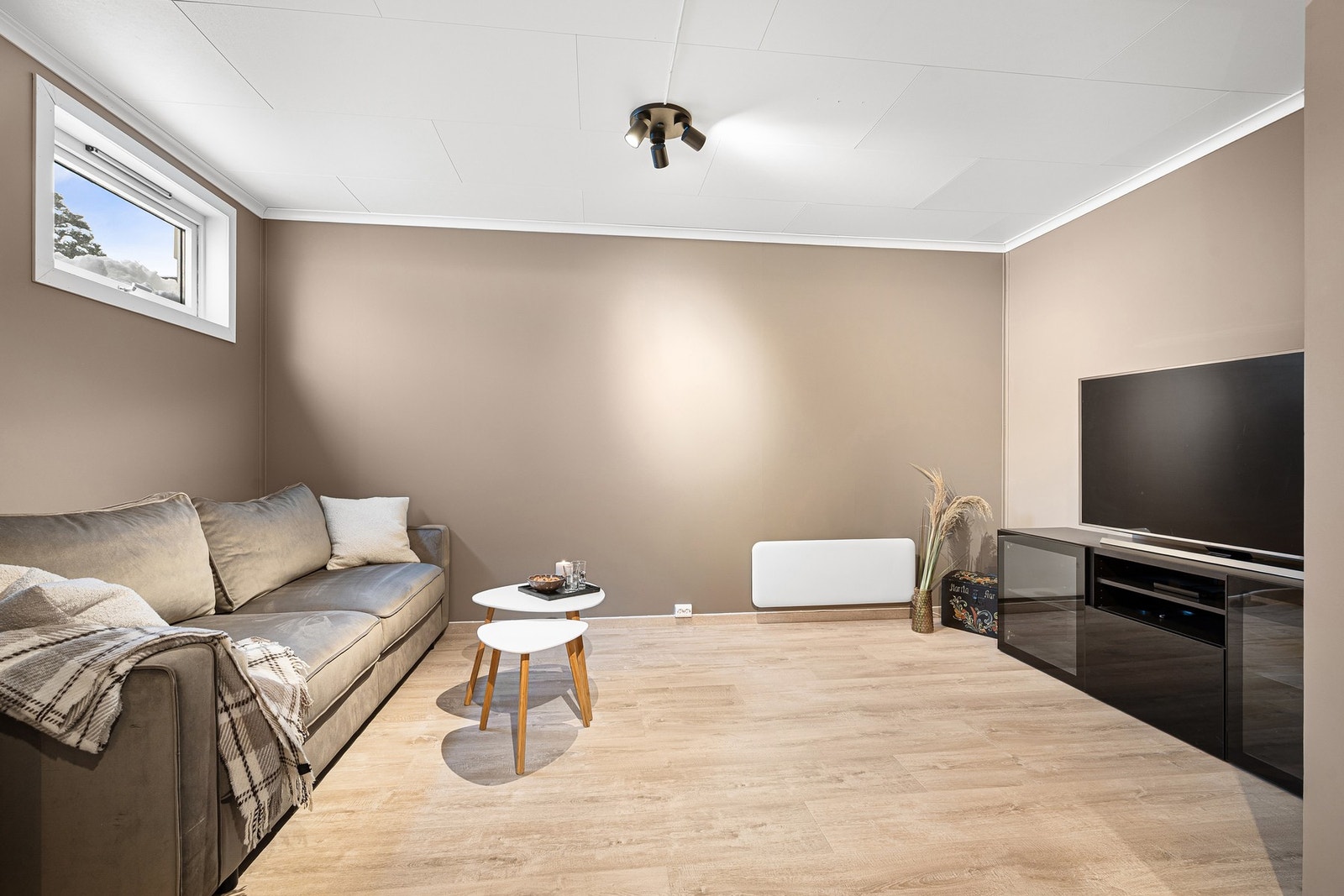 Disp-rom (brukes som kjellerstue men er ikke omsøkt og godkjent.) Galleribilde