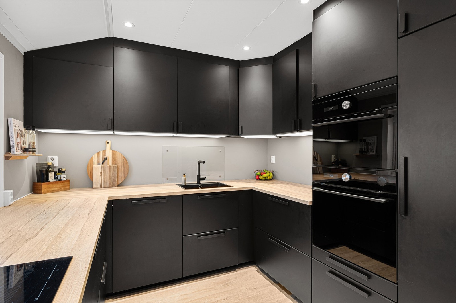 Kjøkkenet ble oppusset i 2020 og holder med dette en særdeles god standard. Galleribilde