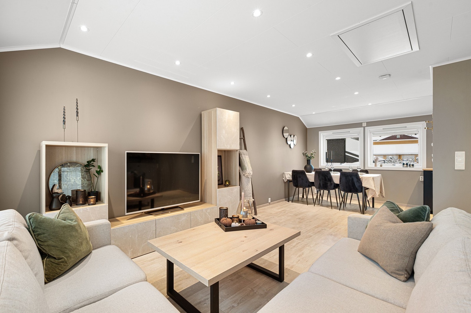 Stuen har plass til flere sosiale soner/sittegrupper. Galleribilde