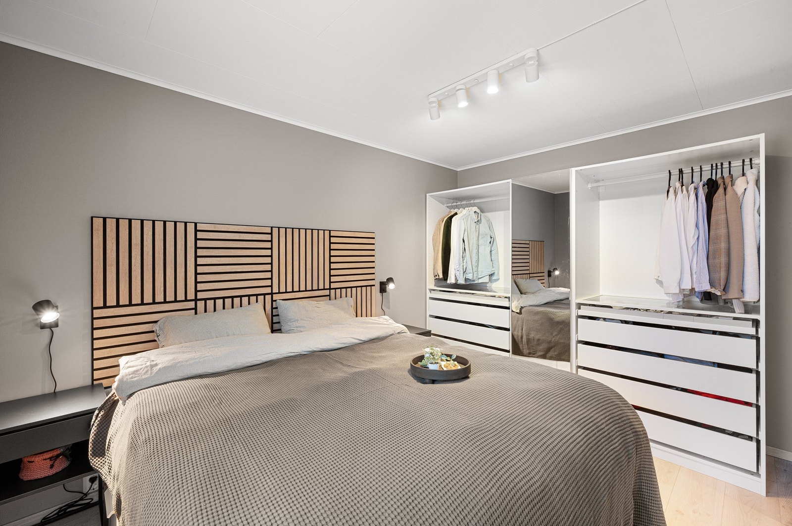 Her har man god plass til ønsket soveromsmøblement. Galleribilde