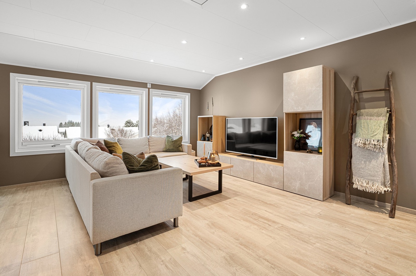 Her er det ypperlige møbleringsmuligheter for både sittegrupper, stue- TV- og spisebord. Galleribilde