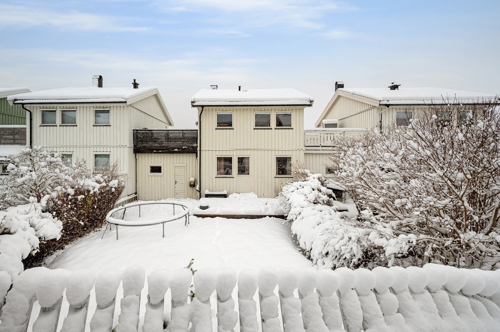 Boligen har fine uteområder, på baksiden har man en fin og skjermet hage med sør/vestvendt markterrasse. Galleribilde
