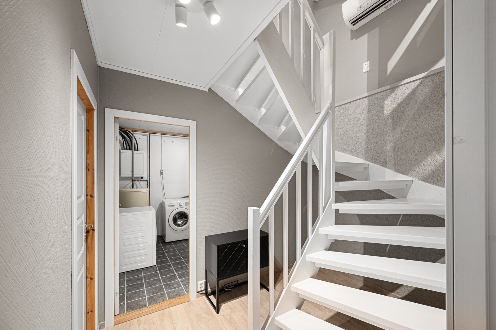 I kjelleretasjen finner man et romslig vaskerom og godt med lagringsplass. Galleribilde