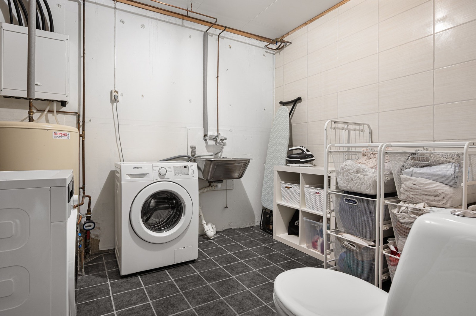 Romslig vaskerom på 7,3m². Galleribilde